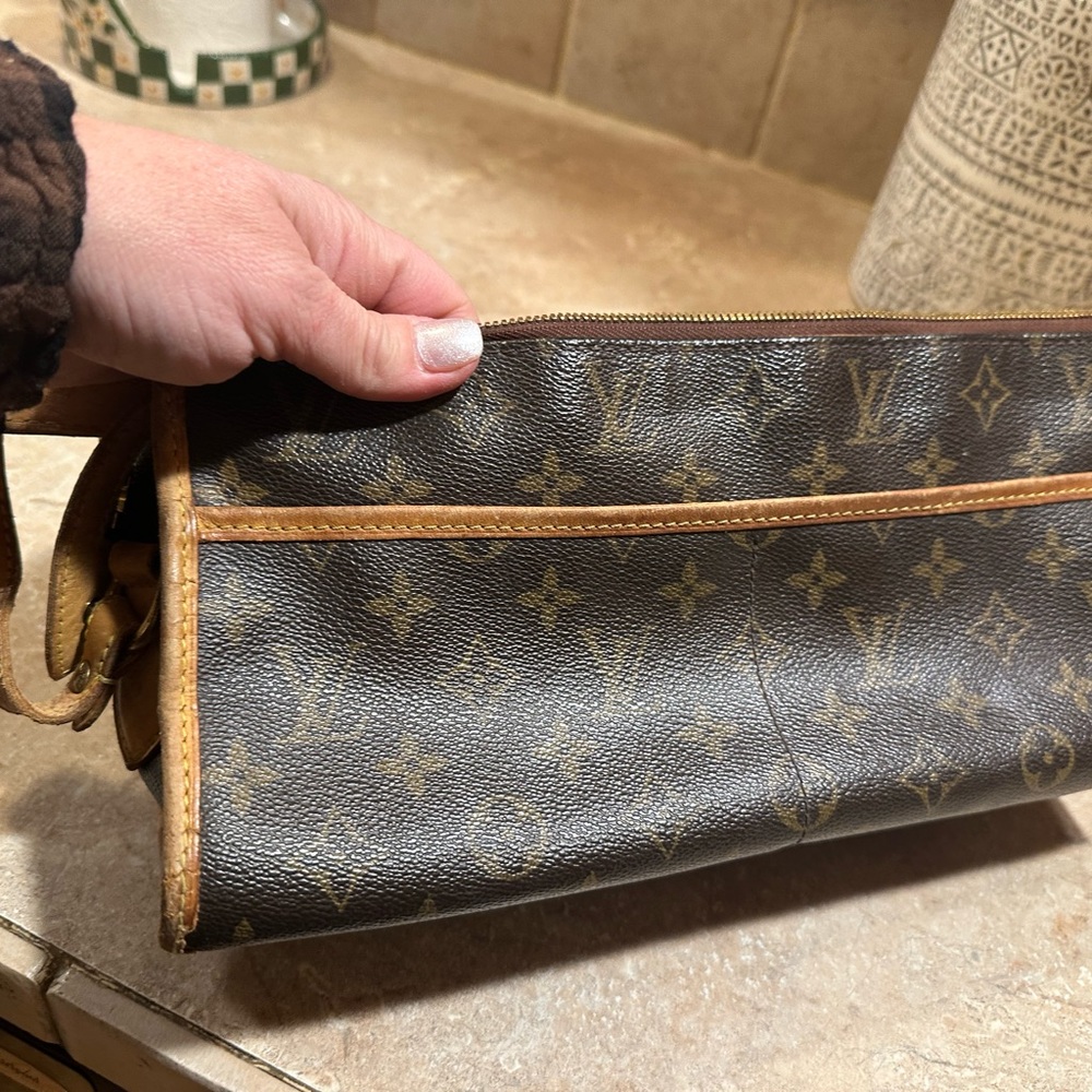 Louis Vuitton - Picture 2 of 9